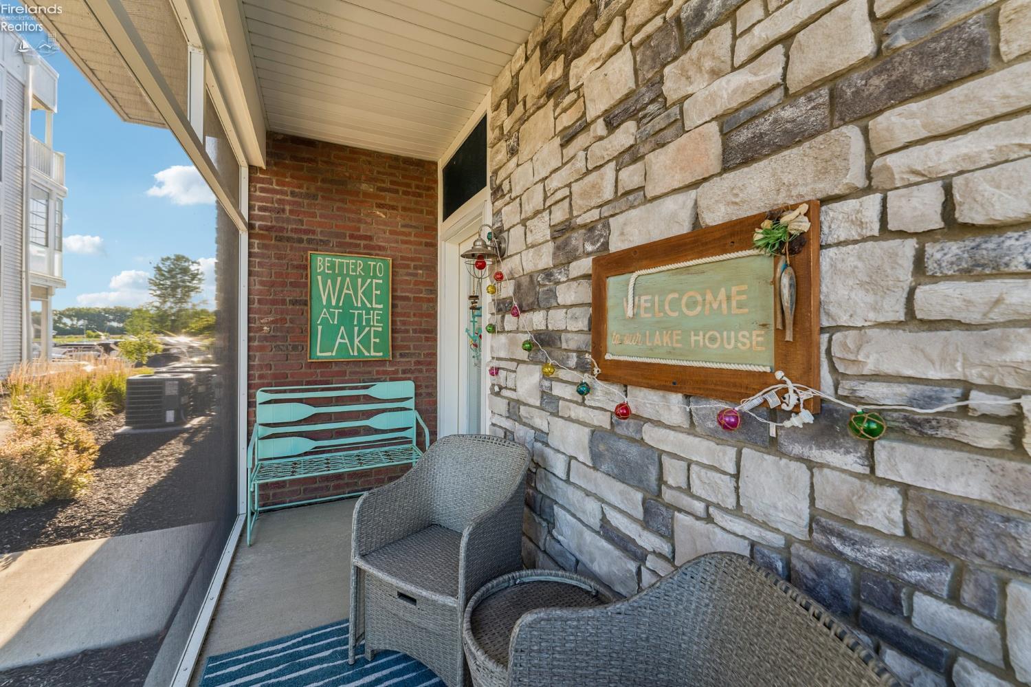 2644 S Waterside Court