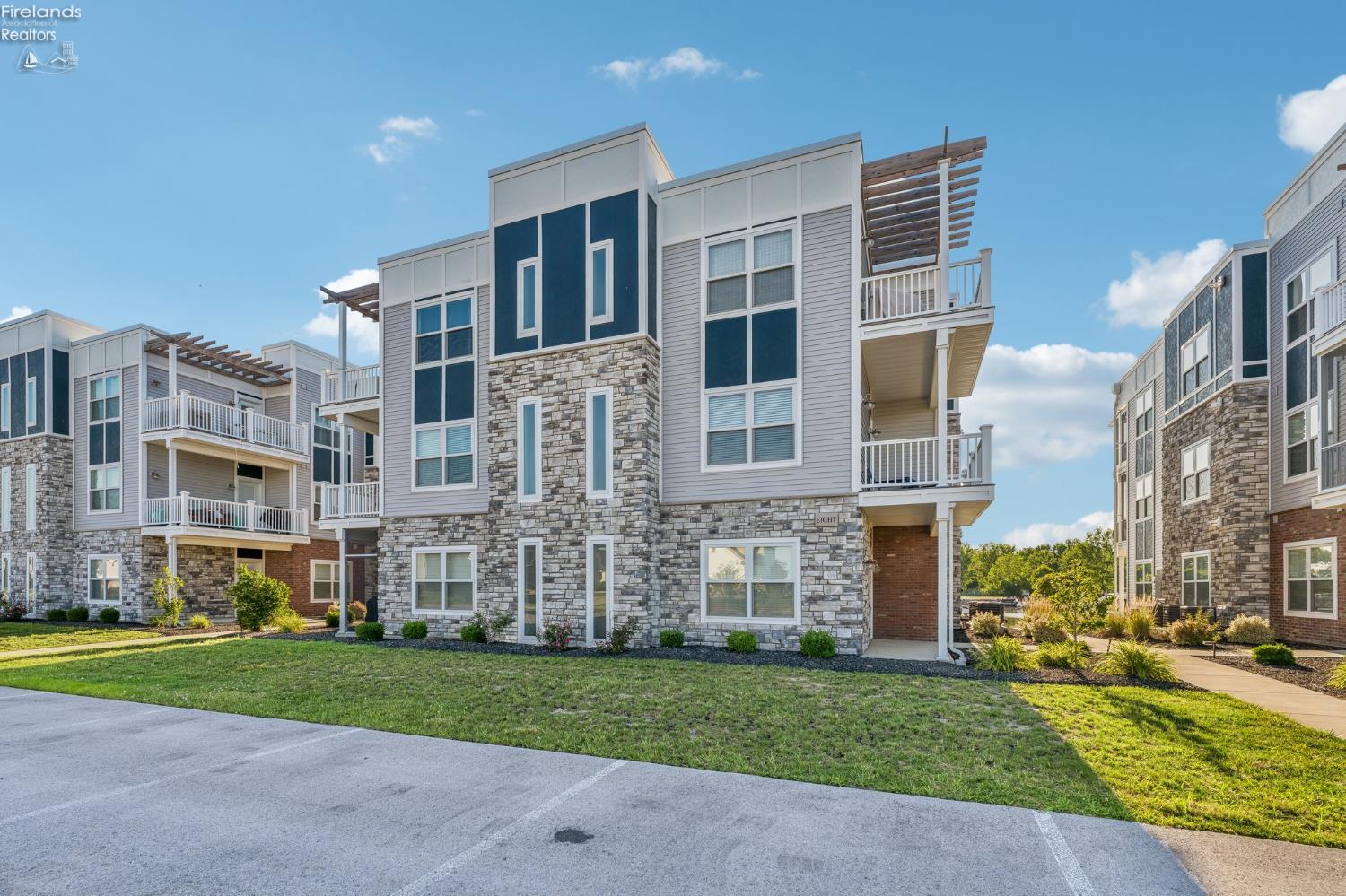 2644 S Waterside Court
