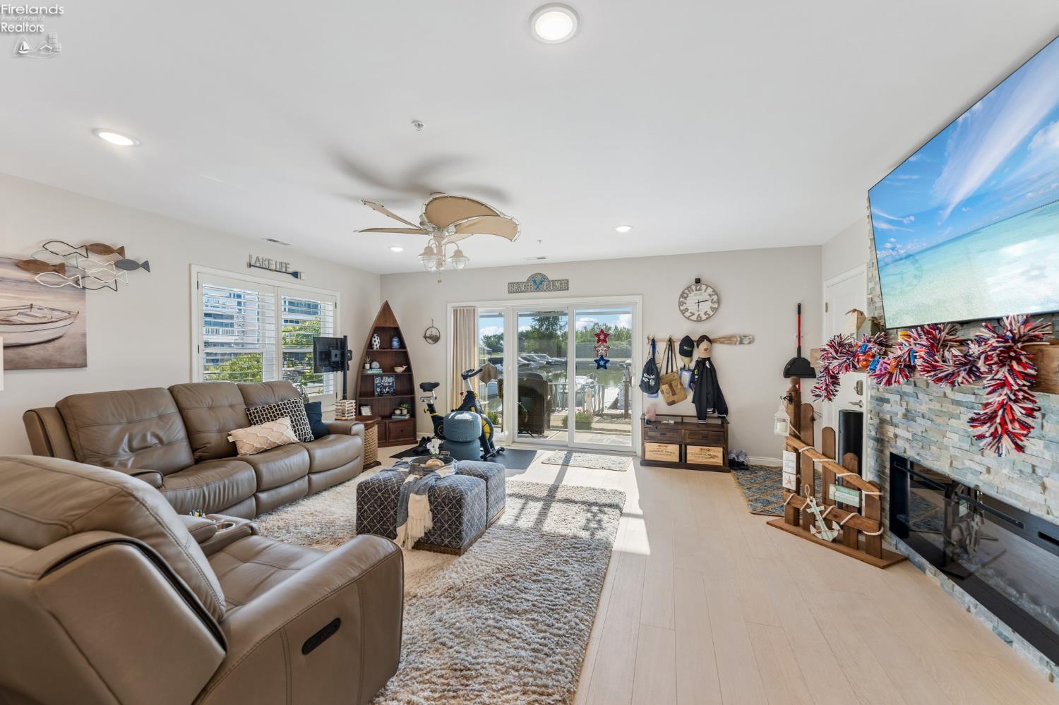 2644 S Waterside Court