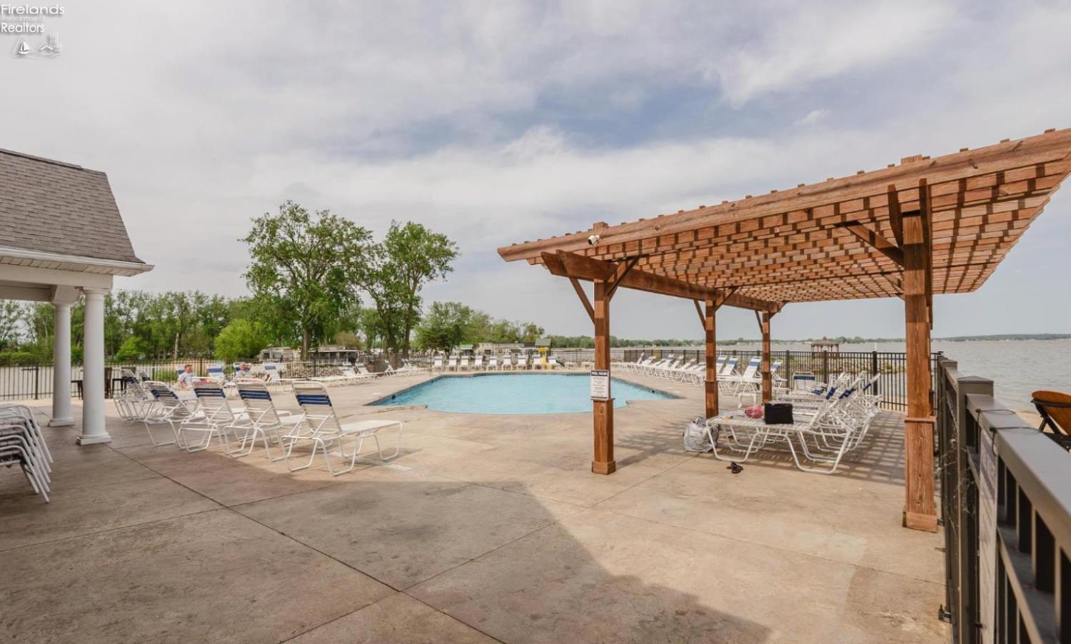 2644 S Waterside Court