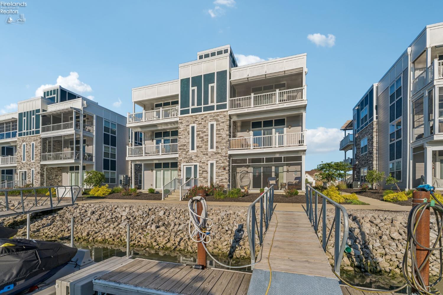 2644 S Waterside Court