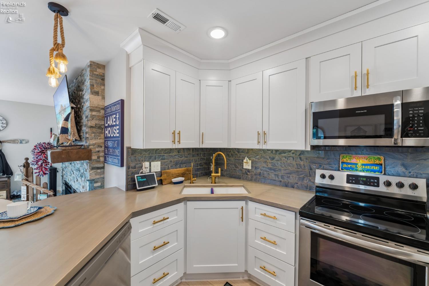 2644 S Waterside Court