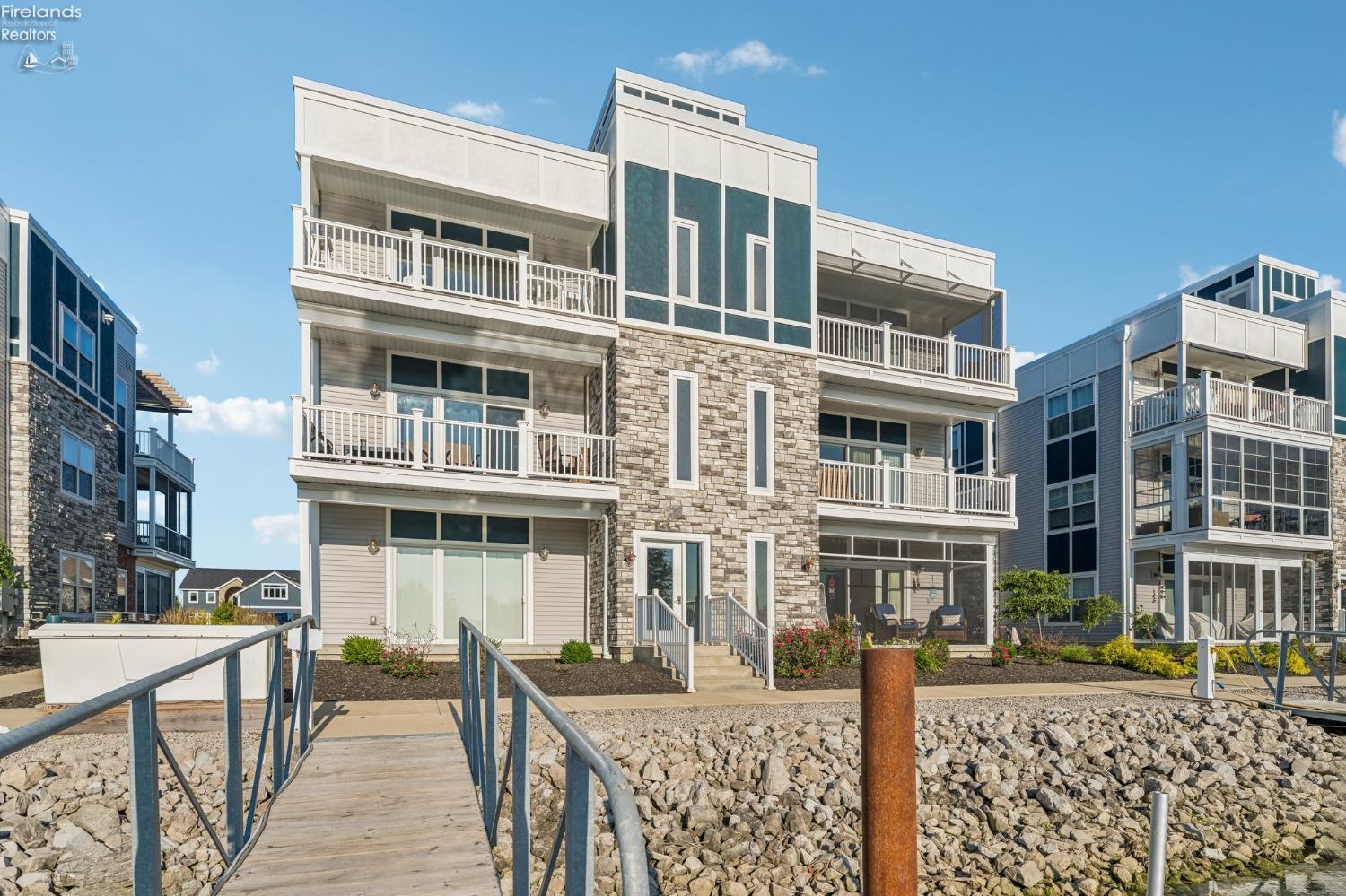 2644 S Waterside Court