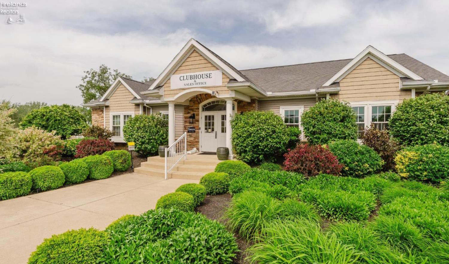 2644 S Waterside Court