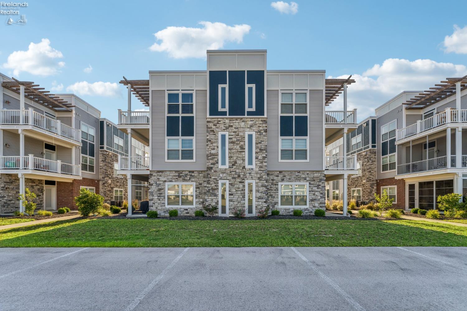 2644 S Waterside Court