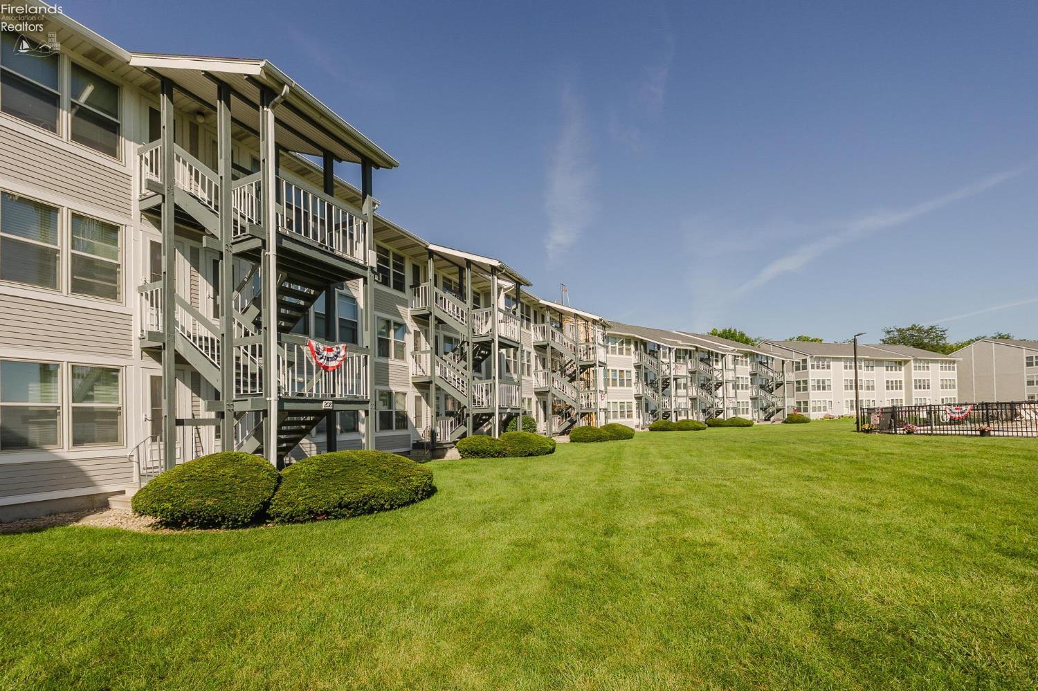 208 W Lakeshore # D