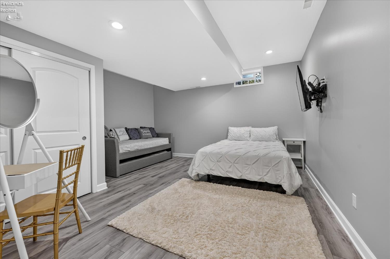 5211 E Bay Pointe Circle