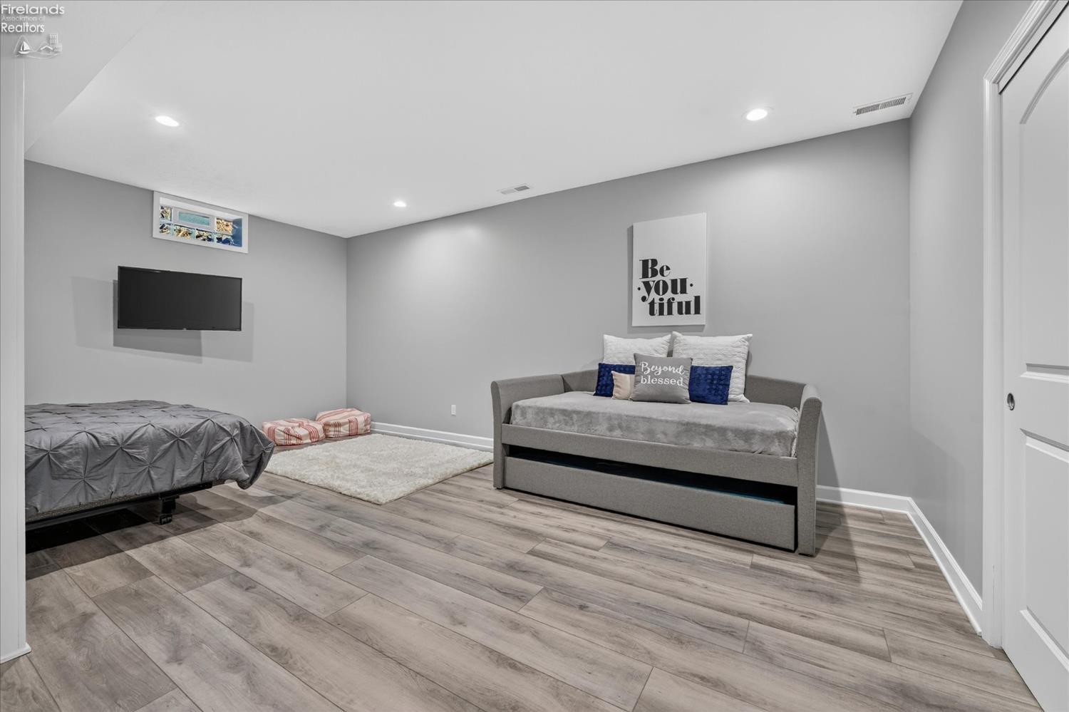 5211 E Bay Pointe Circle