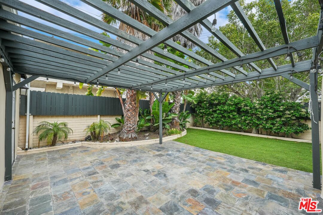1126 S Bundy Dr