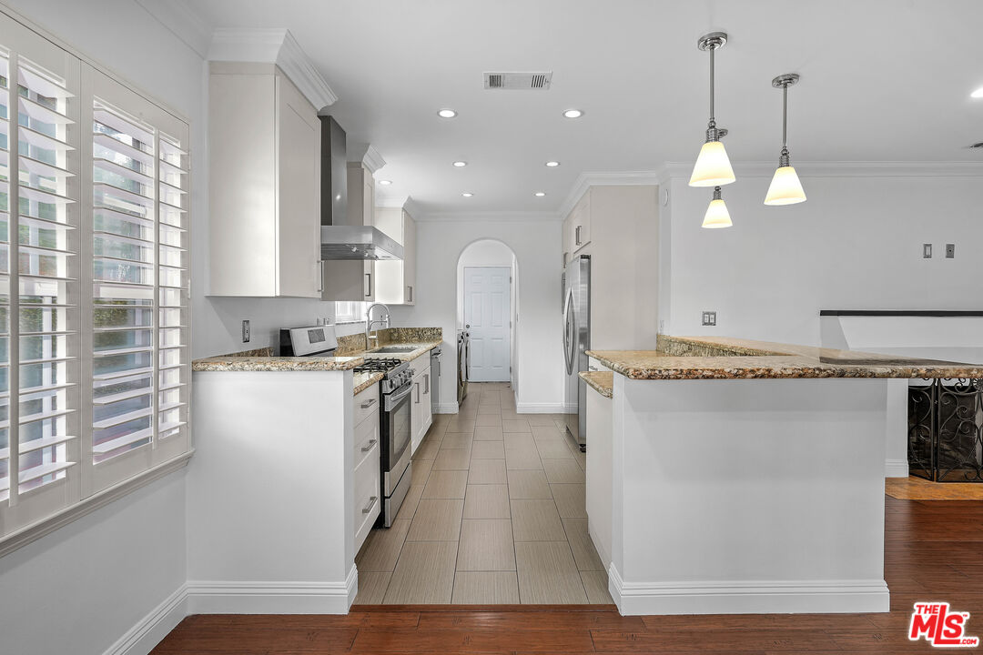 1126 S Bundy Dr