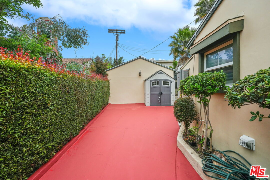 1126 S Bundy Dr
