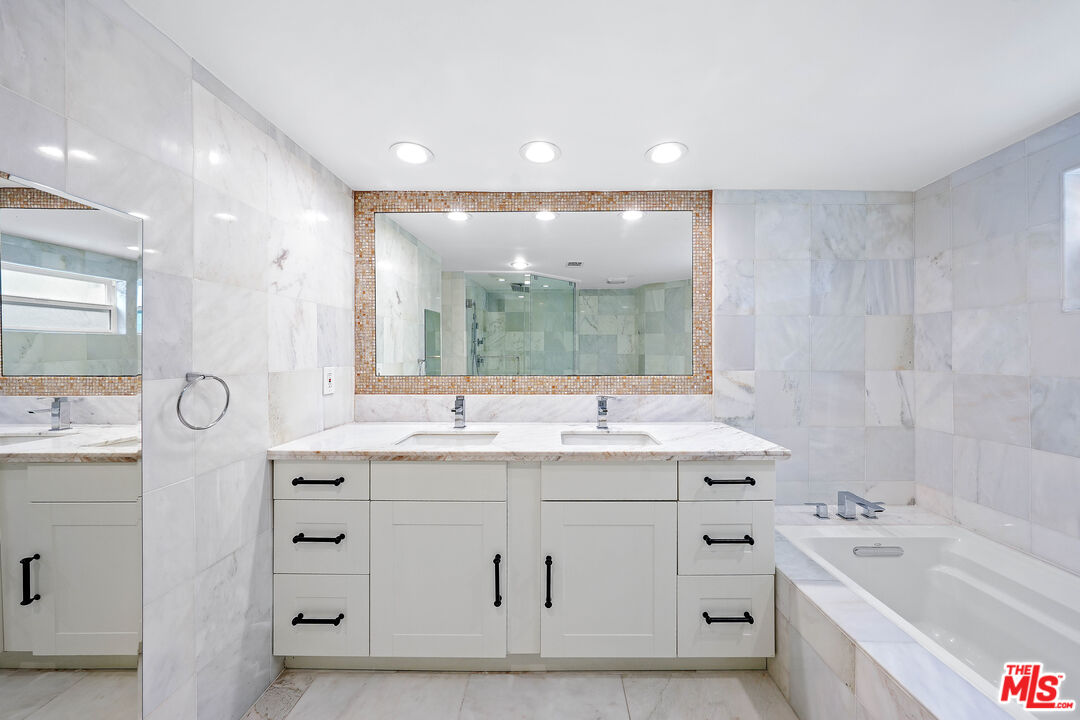 1126 S Bundy Dr