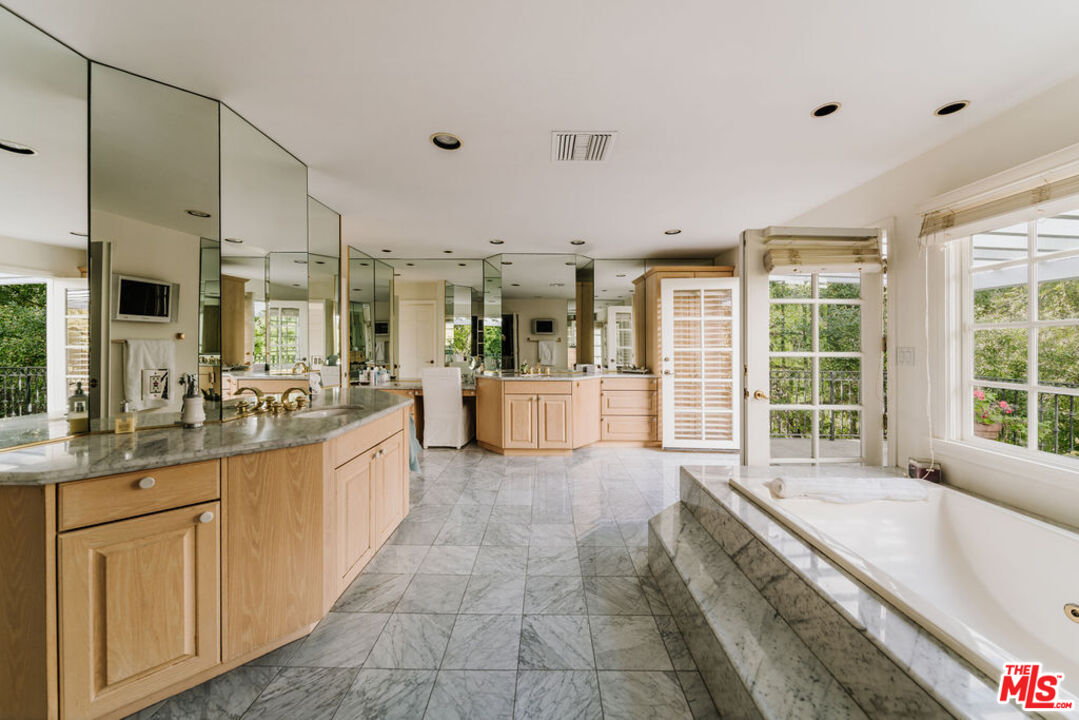 898 N Bundy Dr