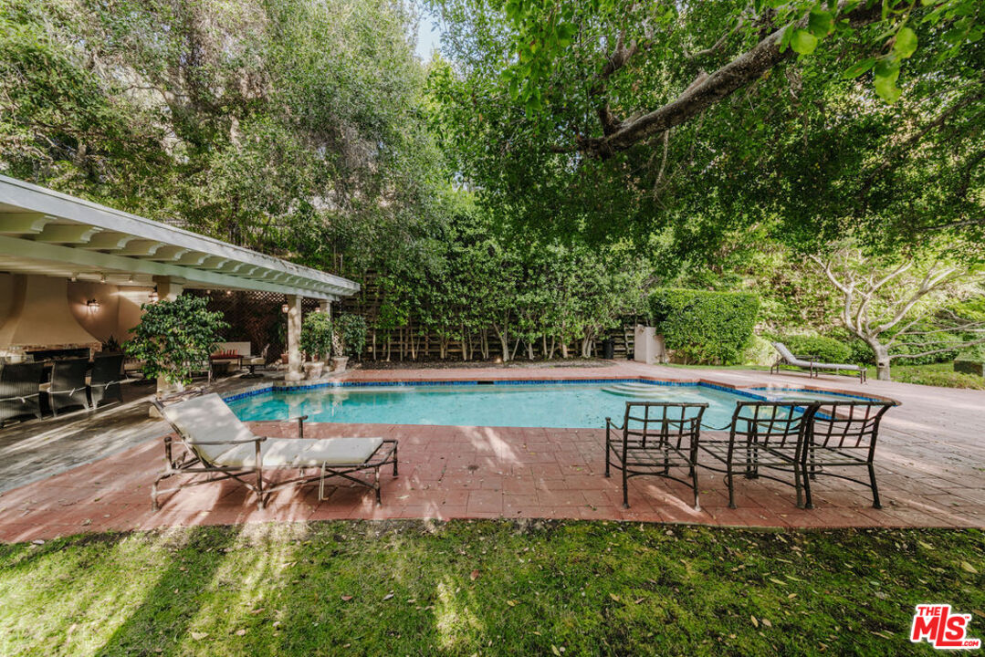 898 N Bundy Dr