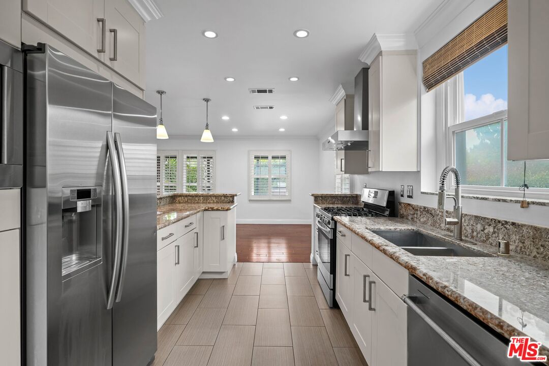 1126 S Bundy Dr