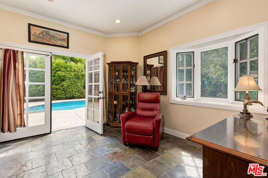 12154 Morrison Street