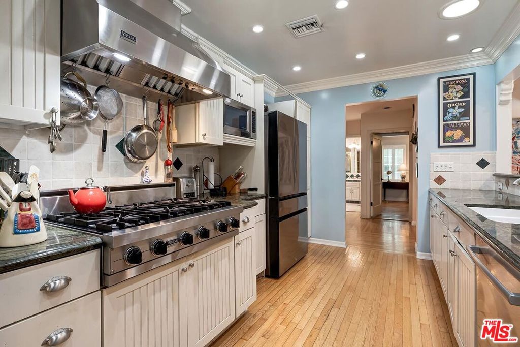 12154 Morrison Street