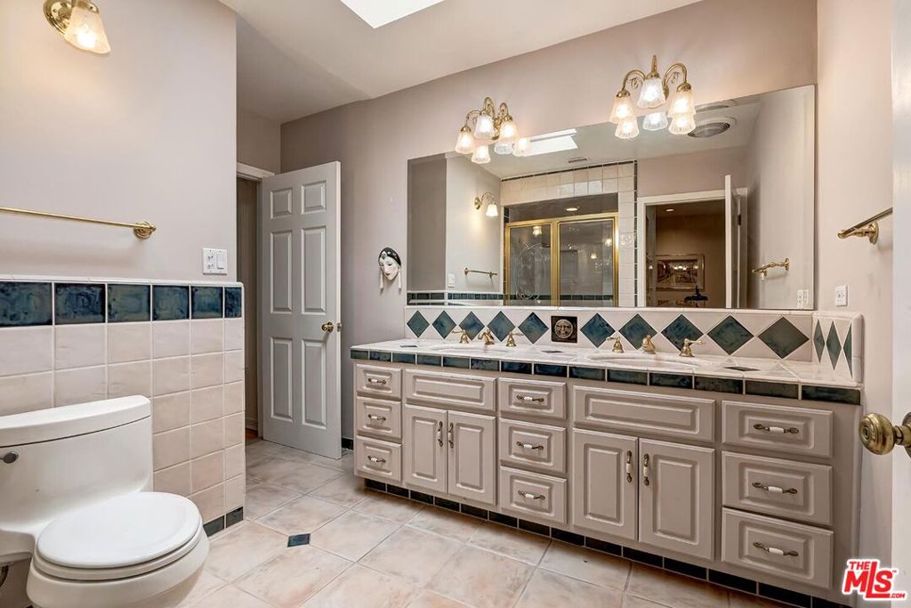 12154 Morrison Street