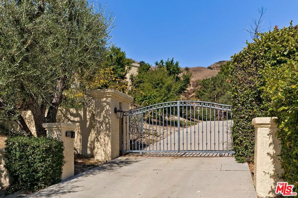 17923 Lone Oak Drive