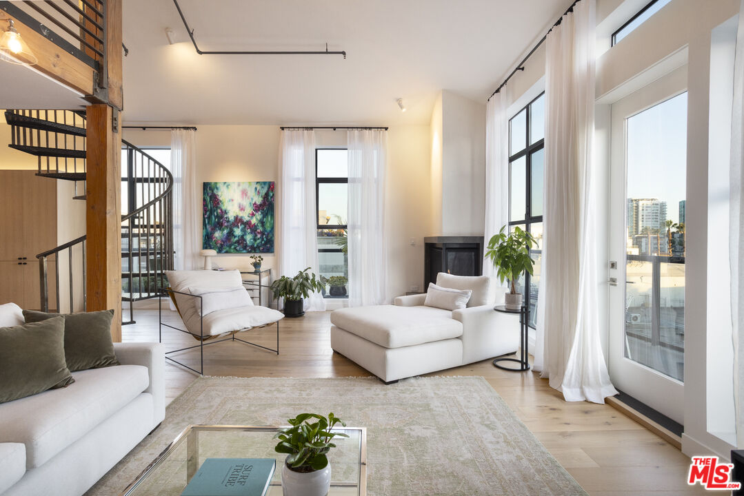 4115 Glencoe Ave Unit: 414