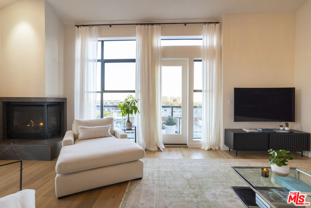 4115 Glencoe Ave Unit: 414