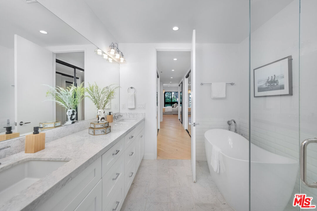 11628 Montana Ave Unit: 201