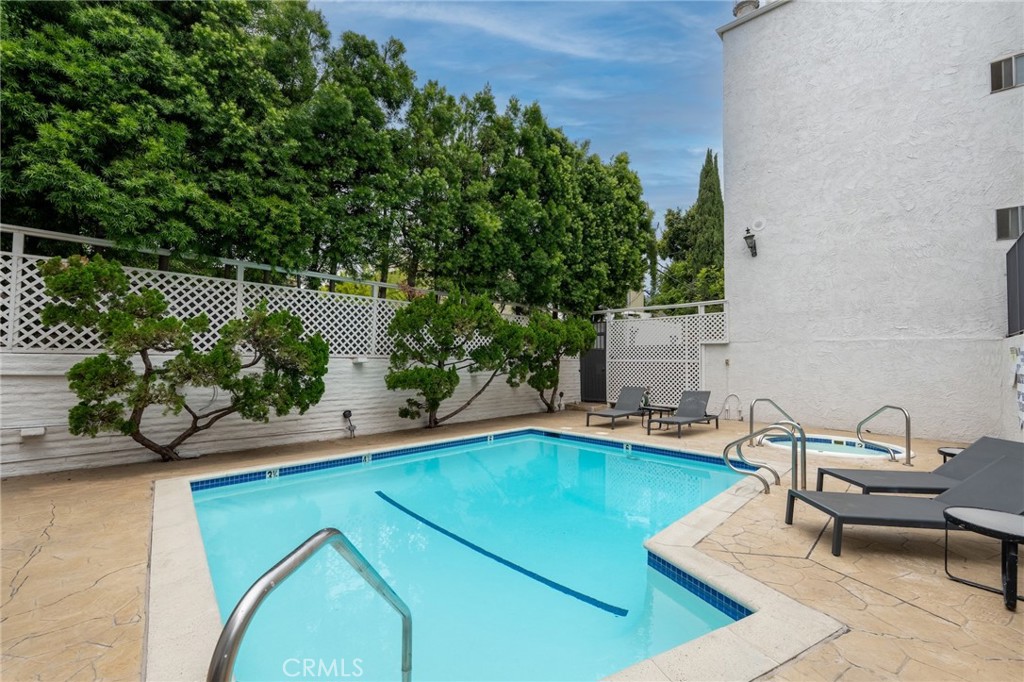 837 N West Knoll Drive 307