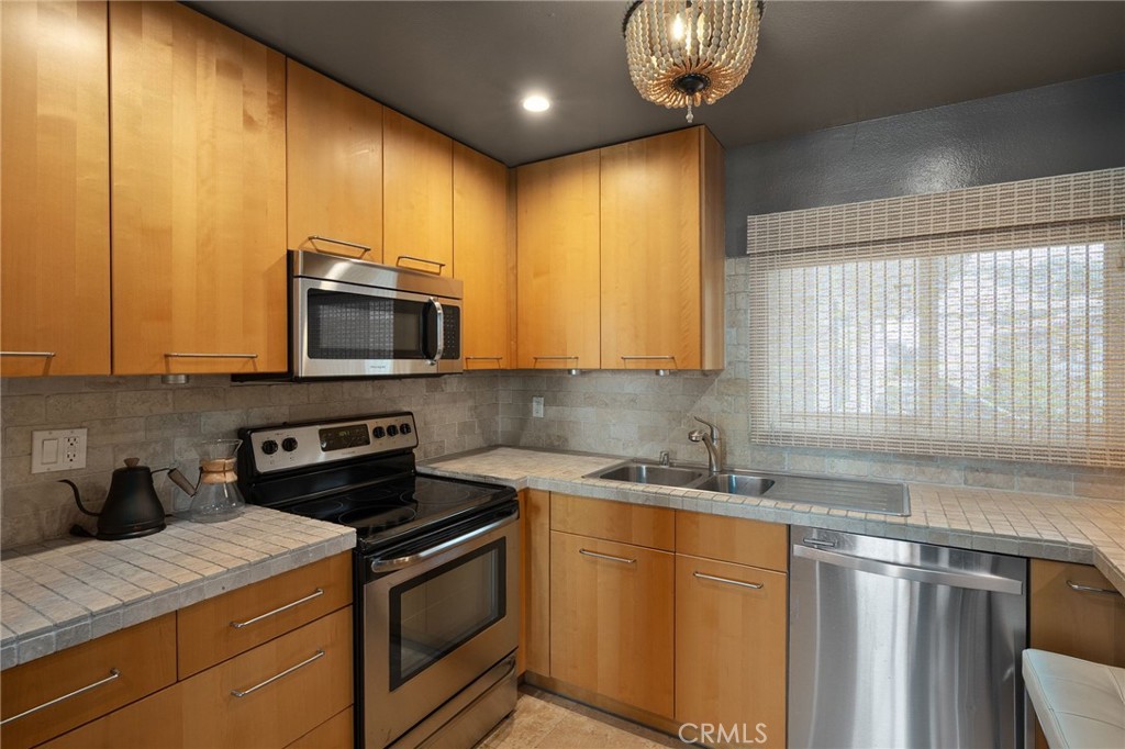 837 N West Knoll Drive 307
