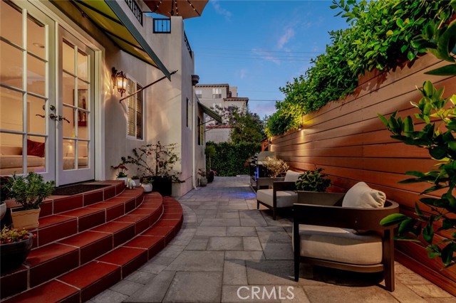 4022 Willowcrest Avenue