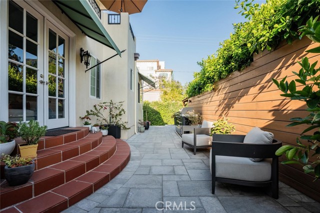 4022 Willowcrest Avenue