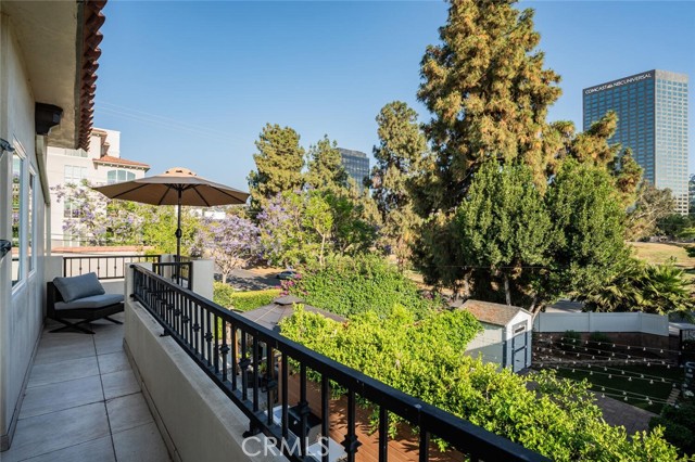 4022 Willowcrest Avenue