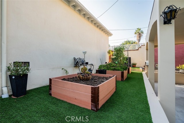 4022 Willowcrest Avenue