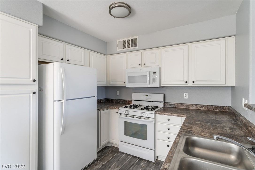 3425 E Russell Road Unit: 140