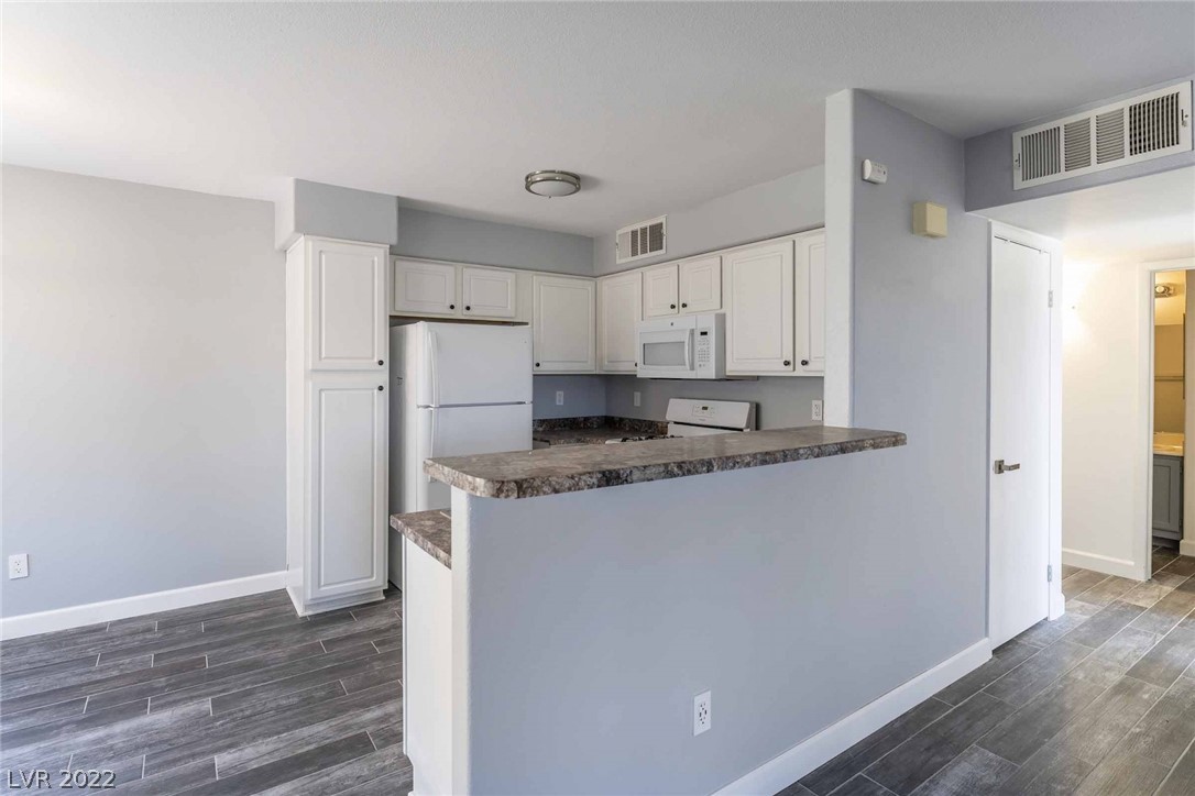 3425 E Russell Road Unit: 140