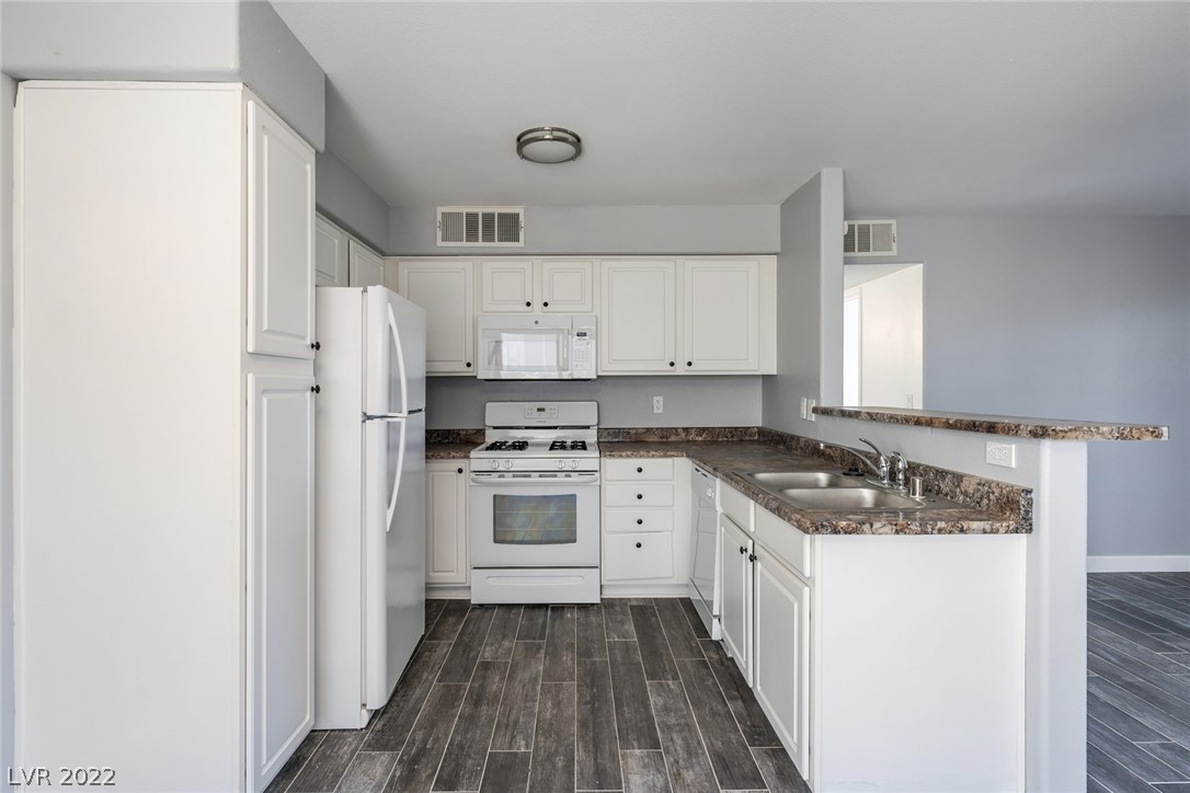 3425 E Russell Road Unit: 140