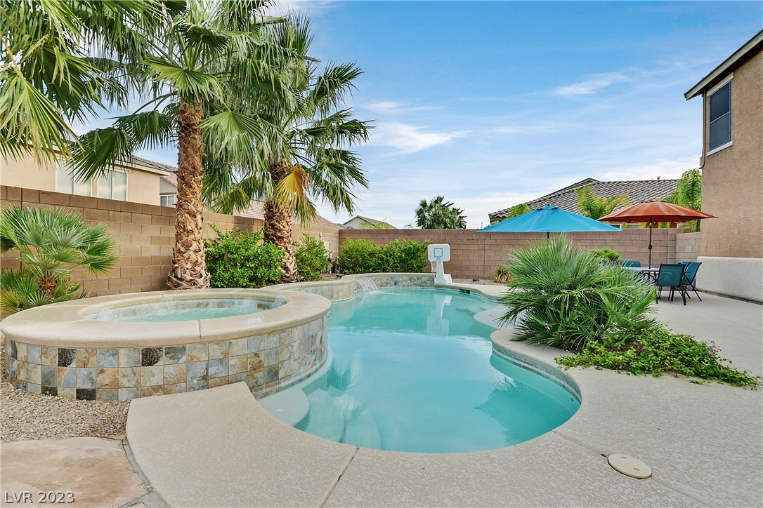 8132 Pink Desert Street