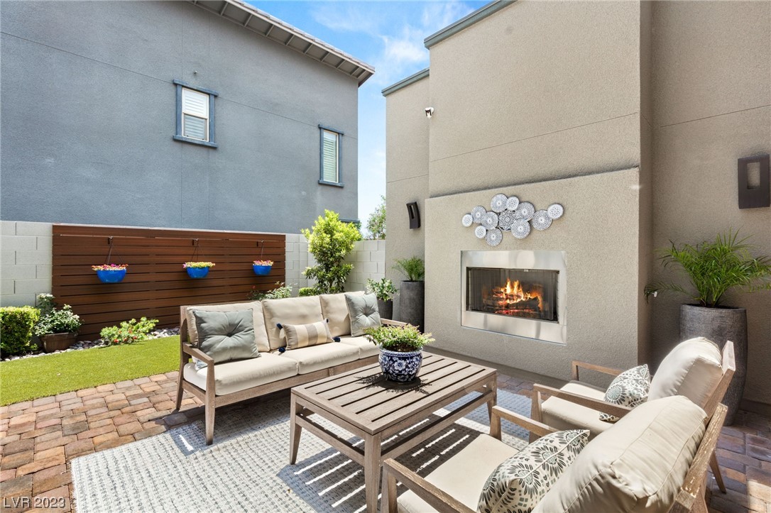10290 Apache Blue Avenue