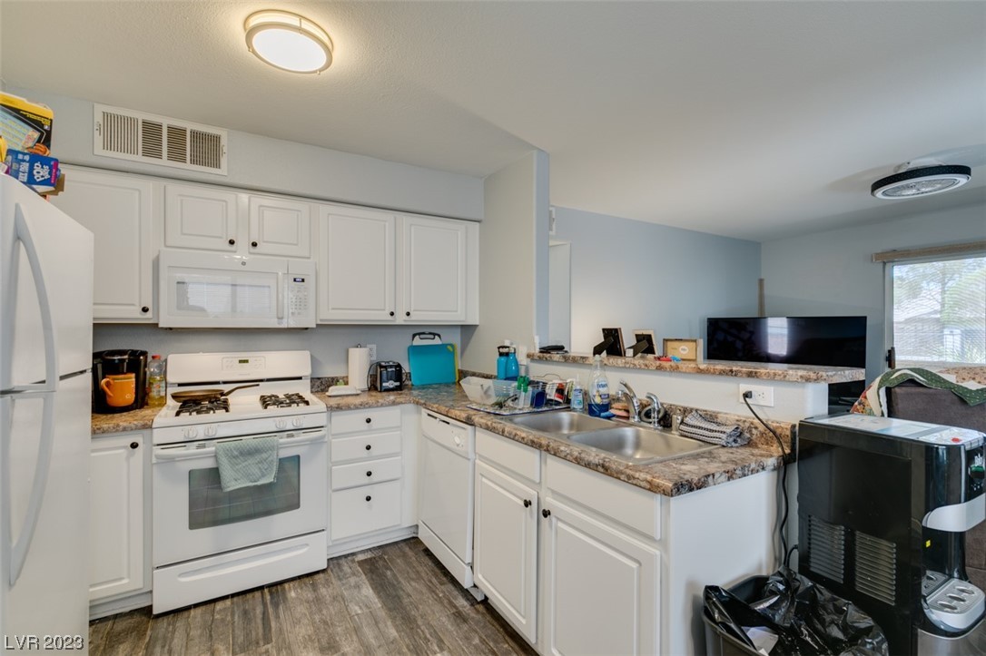 3425 E Russell Road Unit: 140