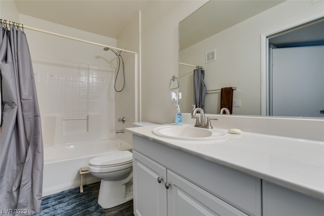 3425 E Russell Road Unit: 140