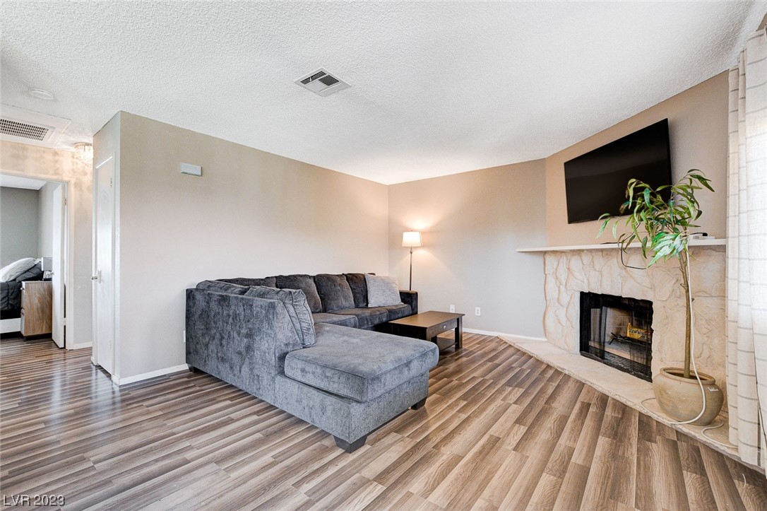 1120 Observation Drive Unit: 201