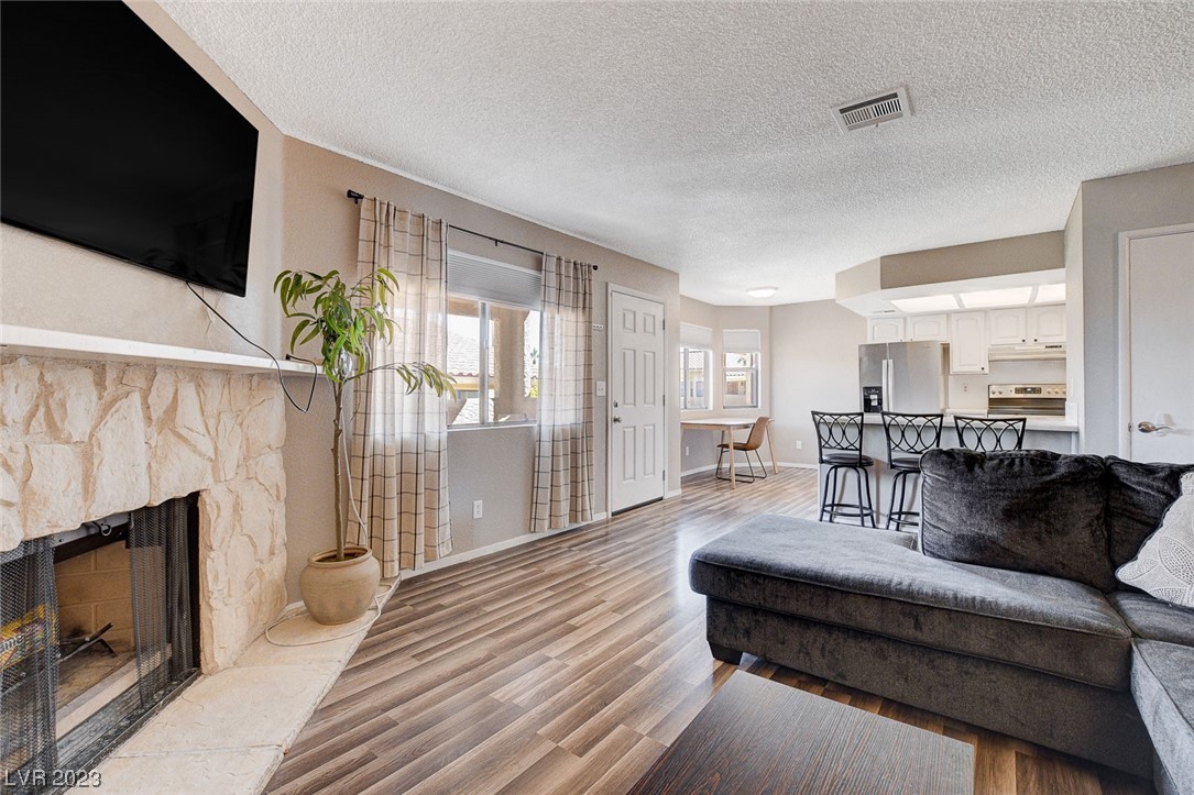 1120 Observation Drive Unit: 201