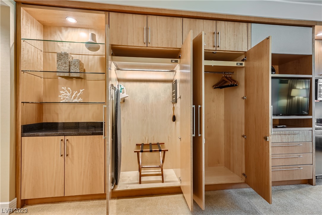2000 N Fashion Show Drive Unit: 1620