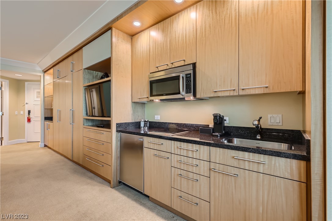 2000 N Fashion Show Drive Unit: 1620
