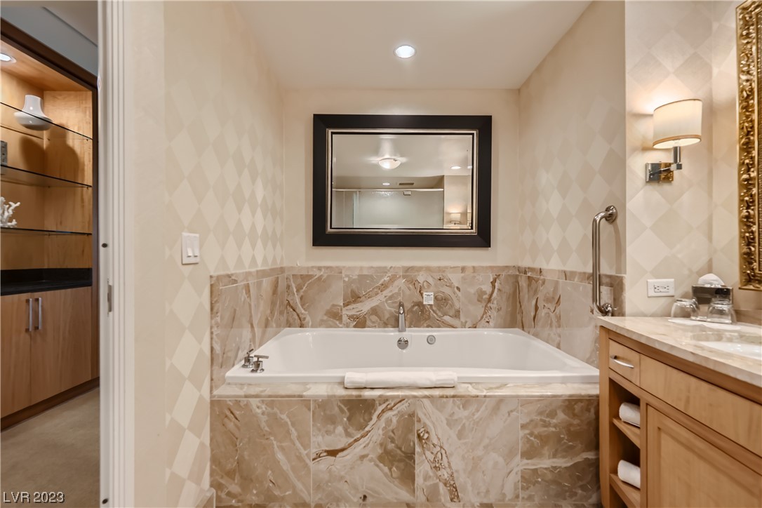 2000 N Fashion Show Drive Unit: 1620