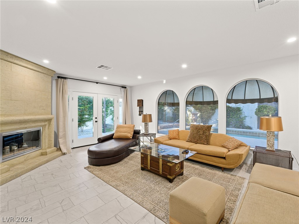 2120 Plaza Del Fuentes