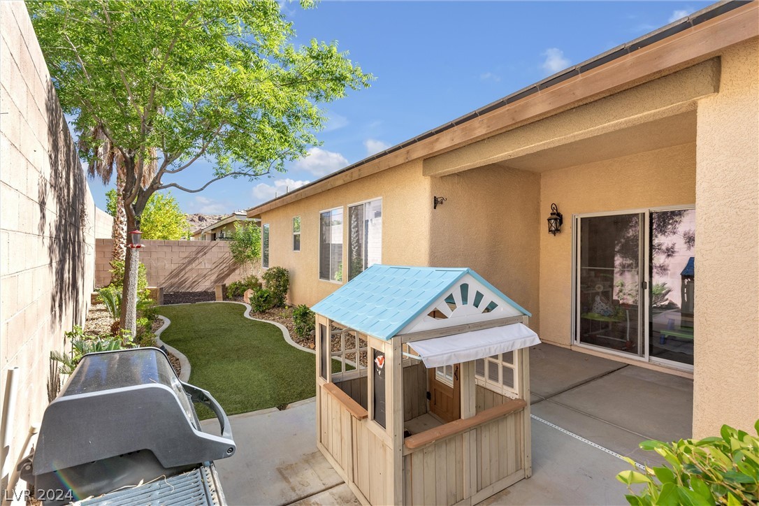 1117 Dunrobin Garden Street