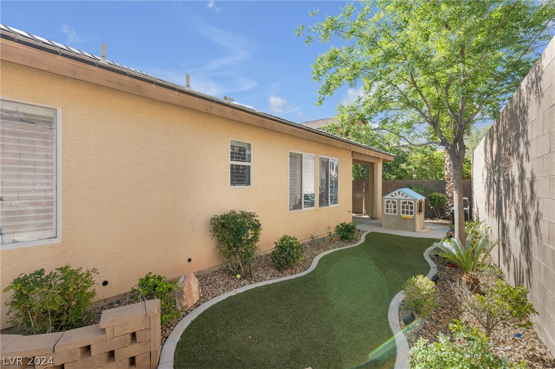1117 Dunrobin Garden Street