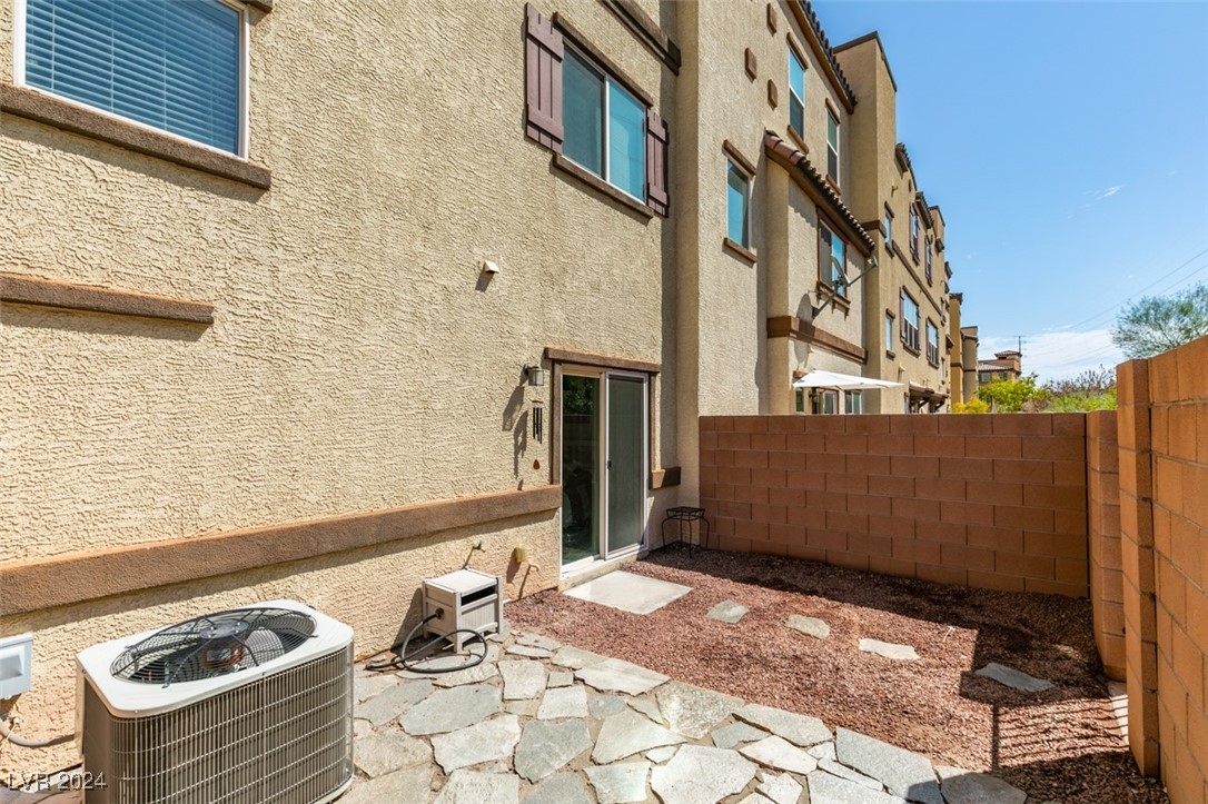 1525 Spiced Wine Avenue 18106
