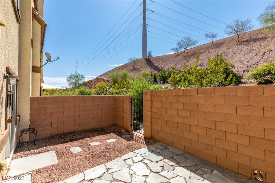 1525 Spiced Wine Avenue 18106