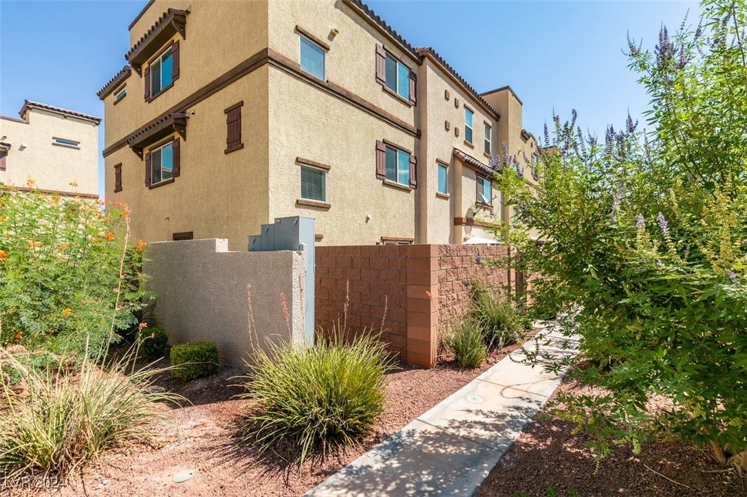 1525 Spiced Wine Avenue 18106